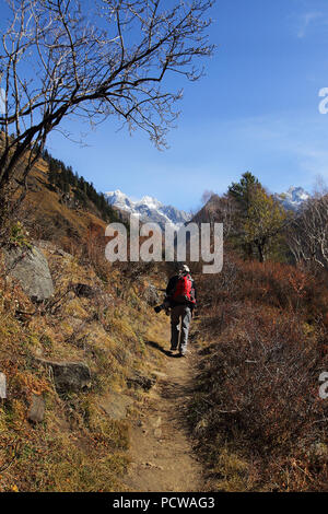 Il campeggio e il Trekking in Himalaya maggiore - har ki dun Foto Stock