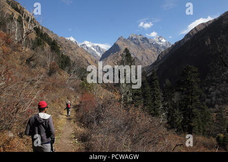 Il campeggio e il Trekking in Himalaya maggiore - har ki dun Foto Stock