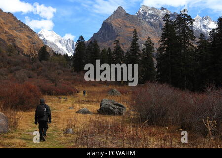 Il campeggio e il Trekking in Himalaya maggiore - har ki dun Foto Stock