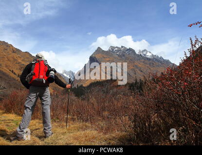 Il campeggio e il Trekking in Himalaya maggiore - har ki dun Foto Stock