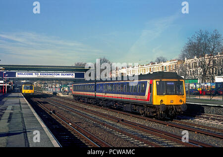 Network South East classe 117 DMU numero impostato L703 a Kensington Olympia il 2 febbraio 1995. Foto Stock