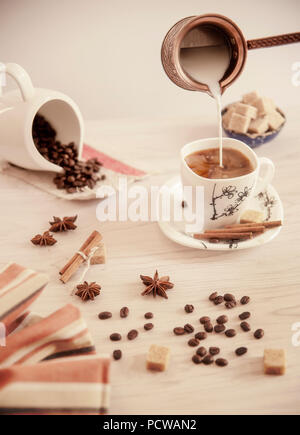 Il mondo del caffè è familiare con l'uso di latte nel preparare le bevande a base di caffè. Foto Stock