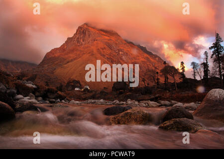 Sunrise in Himalaya Hark ki Dun Trek Foto Stock