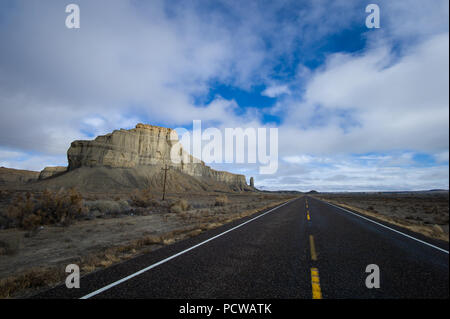 Southern Utah è scarsamente popolata e la rangelands lungo l'autostrada fornire per paesaggi mozzafiato. Foto Stock