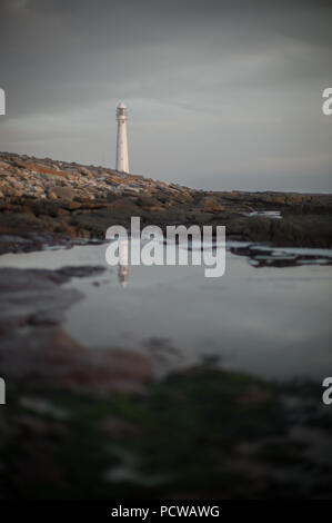 Slangkop Lighthouse vicino a Kommetjie, Cape Town, Provincia del Capo Occidentale, Sud Africa come costruita nei primi anni del novecento ed ora è una popolare meta turistica. Foto Stock