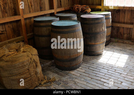 National Waterways Museum, Ellesmere Port Cheshire, UK. Ago- 02 2018 - i barili di legno e un sacco di corda in piedi su un pavimento di pietra. Foto Stock