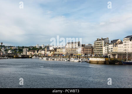 Cherbourg, Francia - 22 Maggio 2017: Vista della città costiera di Cherbourg-Octeville Harbour, a nord della penisola di Cotentin, porto di Cherbourg è Foto Stock