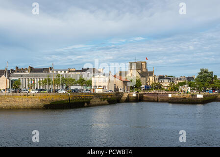 Cherbourg, Francia - 22 Maggio 2017: Vista della città costiera di Cherbourg-Octeville Harbour, a nord della penisola di Cotentin, porto di Cherbourg è Foto Stock