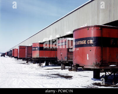 Carrello rimorchi linea fino ad una casa di trasporto per il carico e lo scarico delle merci dal Chicago e Northwestern [ossia North Western] railroad, Chicago, Ill. Dicembre 1942 Foto Stock