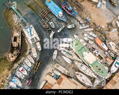 Vista aerea di carenaggio di cantiere e con tante barche in Olhao, Portogallo Foto Stock