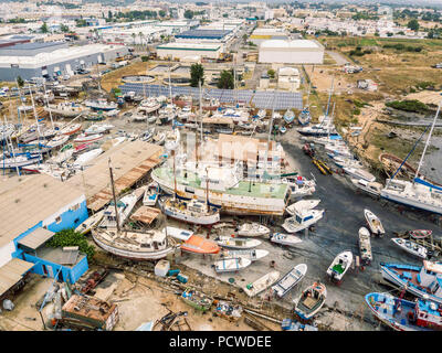 Vista aerea di impianto di trattamento delle acque reflue e il bacino di carenaggio al cantiere di Olhao, Algarve, PORTOGALLO Foto Stock