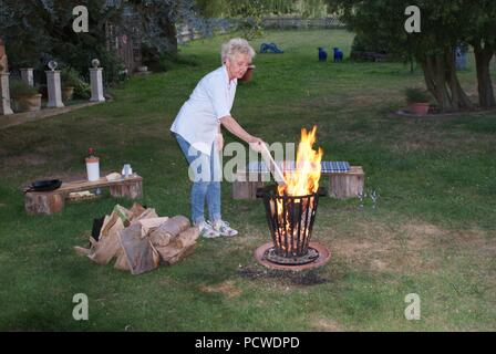 Una serata romantica con un falò nel basket fuoco Foto Stock