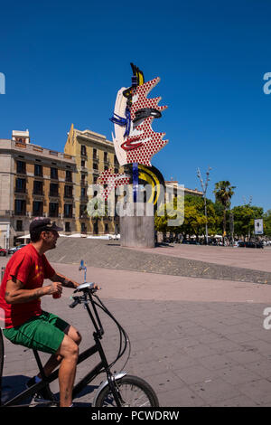 Ciclista passando davanti al El Cap de Barcelona, una scultura surrealista creato da American Pop artista Roy Lichtenstein per l'estate 1992 Olympi Foto Stock