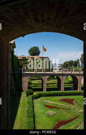Castello di Montjuic sul Montanya de Montjuic con la bandiera catalana battenti, Barcellona, Spagna Foto Stock