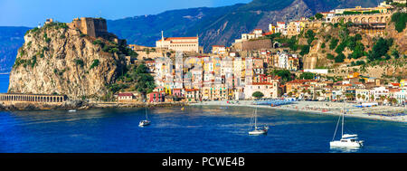 Bellissimo villaggio di Scilla,vista con castle,casa e mare,Calabria,l'Italia. Foto Stock