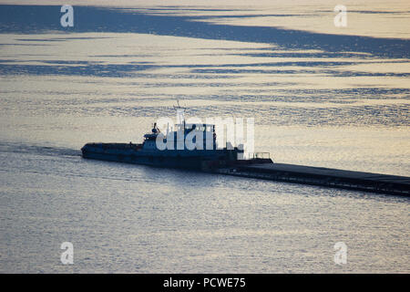 Nave da carico e inclus navigando sul fiume Foto Stock