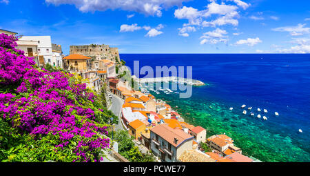 Bellissimo villaggio di Scilla,vista con il castello medievale e il mare,Calabria,l'Italia. Foto Stock