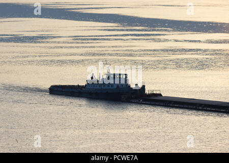 Nave da carico e inclus navigando sul fiume Foto Stock