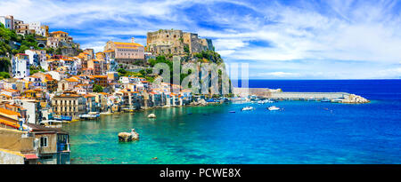 Impressionante villaggio cScilla,vista con un mare azzurro e il Castello Ruffo,Calabria,l'Italia. Foto Stock