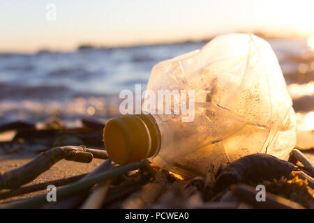 Plastica bottiglie di acqua inquinare oceano. bottiglia sul costo Foto Stock