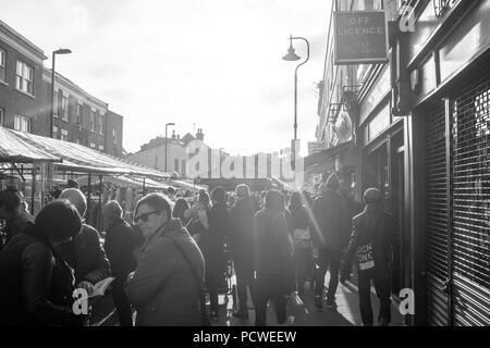 Hackney Broadway Market ( bianco e nero ), Londra, Inghilterra, Regno Unito. Foto Stock