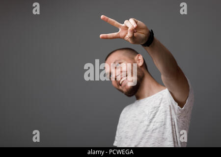 Il Ritratto di giovane uomo barbuto Foto Stock