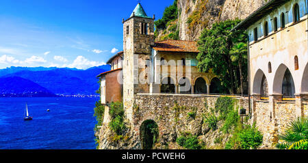 Suggestivo Eremo di Santa Caterina dal Sasso,vista con il lago Maggiore.il nord Italia. Foto Stock