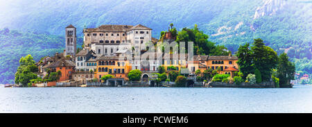 Bella Orta San Giulio village,vista lago con,Piemonte,l'Italia. Foto Stock