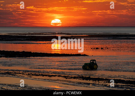 Tramonto a bassa marea sulla spiaggia a Chatelaillon Plage vicino a La Rochelle nel dipartimento della Charente-Maritime del sud-ovest della Francia. Foto Stock