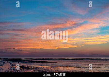 Tramonto a bassa marea sulla spiaggia a Chatelaillon Plage vicino a La Rochelle nel dipartimento della Charente-Maritime del sud-ovest della Francia. Foto Stock