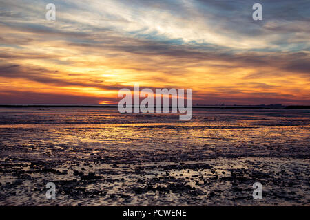 Tramonto a bassa marea sulla spiaggia a Chatelaillon Plage vicino a La Rochelle nel dipartimento della Charente-Maritime del sud-ovest della Francia. Foto Stock