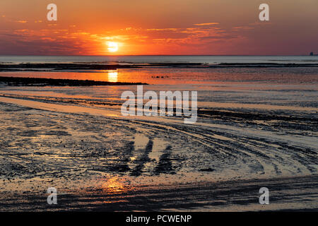 Tramonto a bassa marea sulla spiaggia a Chatelaillon Plage vicino a La Rochelle nel dipartimento della Charente-Maritime del sud-ovest della Francia. Foto Stock