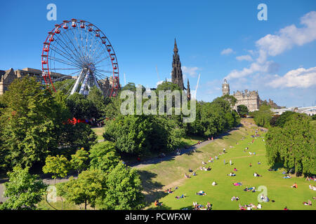 Oriente Prince's Street Gardens che mostra il Festival di Edimburgo ruota, il Monumento di Scott e il Balmoral Hotel, Edimburgo, Scozia Foto Stock
