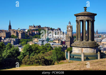 Vista di Edinburgh skyline della città con la Dugald Stewart Memorial su Calton Hill, Edimburgo, Scozia Foto Stock