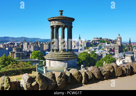 Vista di Edinburgh skyline della città con la Dugald Stewart Memorial su Calton Hill, Edimburgo, Scozia Foto Stock