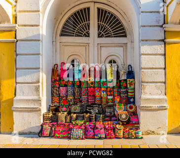 Cartagena, Colombia. Aprile 2018. Una vista di souvenir turistici in vendita nel centro storico di Cartagena, Colombia. Foto Stock