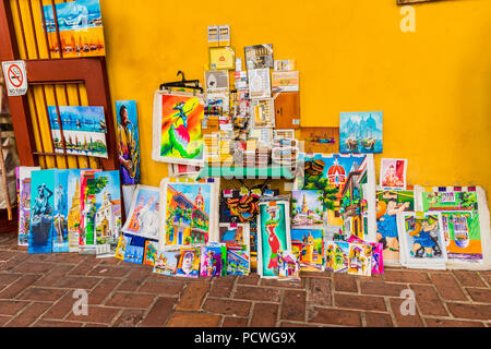 Cartagena, Colombia. Aprile 2018. Una vista di souvenir turistici in vendita nel centro storico di Cartagena, Colombia. Foto Stock