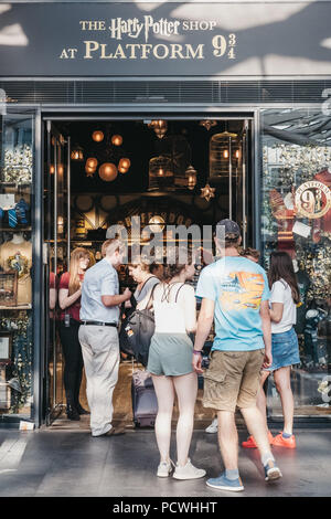 Persone da Harry Potter shop da 9 3/4 piattaforma alla stazione di King Cross, Londra, stazione dove gli studenti della scuola di Hogwarts cattura l'Hogwarts Express. Foto Stock