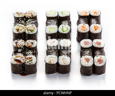 Set di vari rotoli maki su sfondo bianco Foto Stock