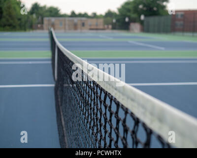 In prossimità del campo da tennis net e post in un parco locale Foto Stock