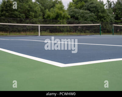 Campo da tennis limiti marcatore in un piccolo locale di corte, a basso angolo di visione Foto Stock