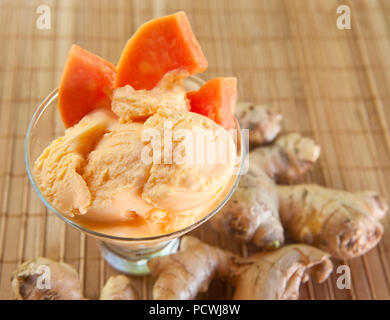 Piatto di papaia gelato allo zenzero con fettine di papaia e pezzi di tutto lo zenzero Foto Stock