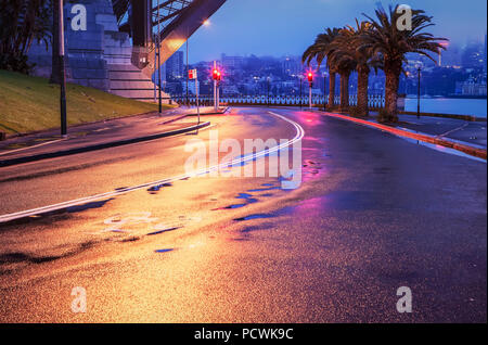 Svuotare strada bagnata a Sydney alba Foto Stock