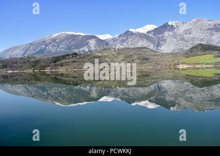 Mountain refelction sul Lago sant'Angelo - Casoli - Abruzzo - Italia Estate 2018 Foto Stock