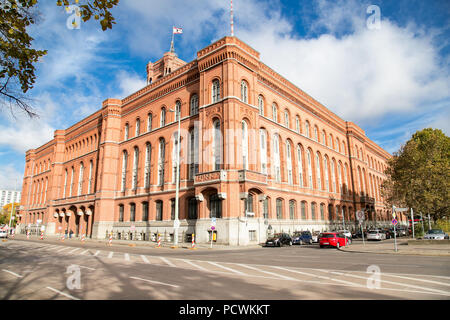 Il Rotes Rathaus significato Red Municipio di Berlino, Germania. Foto Stock