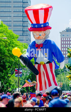 INDIANAPOLIS, IN - 27 Maggio 2017: un gonfiabile gigante lo zio Sam impastoiati da corde galleggianti per la sua strada verso il basso North Meridian Street durante l annuale Indianapolis 500 Festival parade il weekend del Memorial Day. Foto Stock