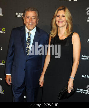 NEW YORK, NY - Settembre 17: Tony Bennett, Susan Crow assiste Samsung speranza per i bambini Gala 2015 presso la sala da ballo Hammerstein il 17 settembre 2015 a New York City. Persone: Tony Bennett, Susan Crow Foto Stock