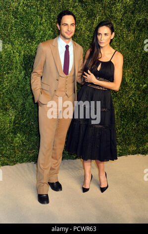 NEW YORK, NY - novembre 02: Demi Moore, Zac Posen assiste la dodicesima edizione CFDA/Vogue Fashion Fund Awards a molla Studios il 2 novembre 2015 in New York City People: Demi Moore, Zac Posen Foto Stock