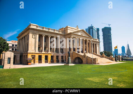 COLOMBO, SRI LANKA - Dic 24, 2016: l'edificio del Vecchio Parlamento (segretariato del presidente dello Sri Lanka) sul dicembre 24, 2016 in suny giorno. Lo Sri Lanka . Co Foto Stock