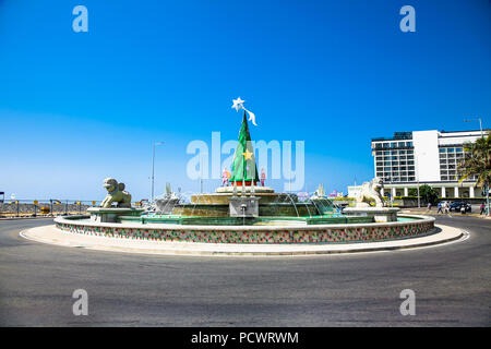 COLOMBO SRI LANKA - Dic 24, 2016: Lion fontana e moderno hotel edifici sullo sfondo sul dicembre 24, 2016 in Colombo. Lo Sri Lanka. Foto Stock